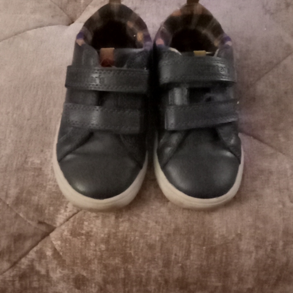 Navy blue tennis shoes